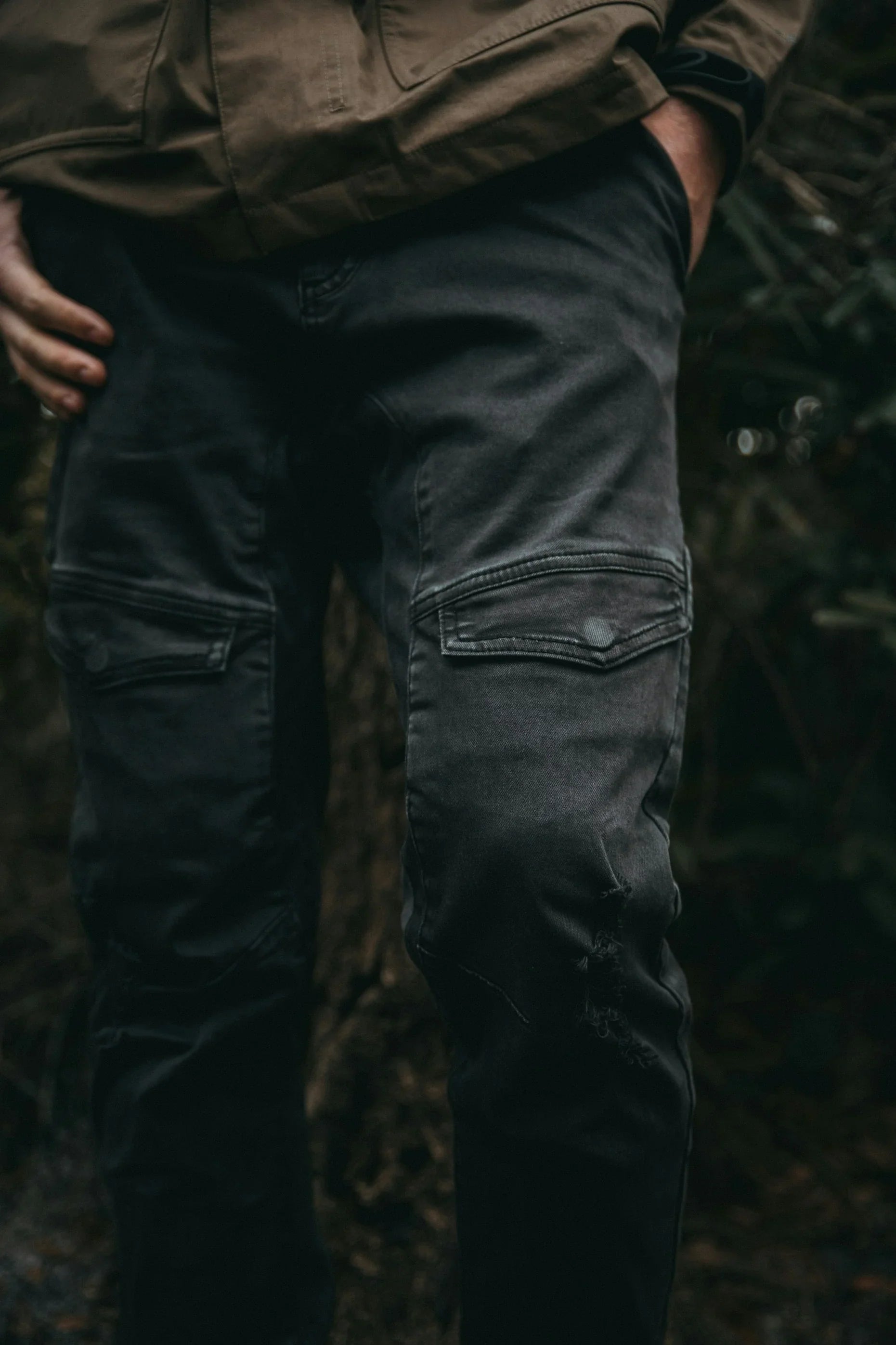 Styling Cargo Pants and Outfit Ideas for Men to Stay In Style - Dekayed