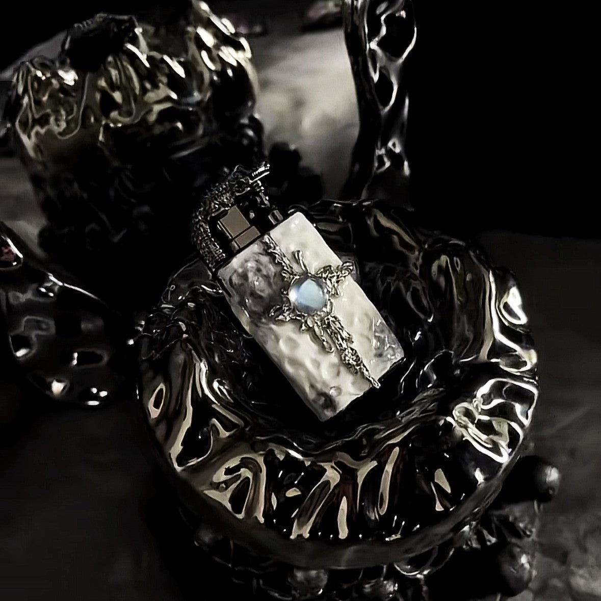 Lumi Plume Lighter - Dekayed